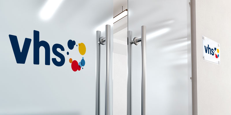 VHS-Logo mit geöffneter Tür